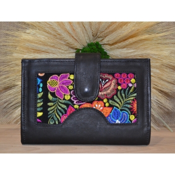 Portfel notatnik skórzany czarna z kwiatowym kolorowym haftem .